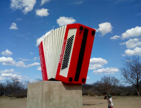 Projeto social do sertão do Piauí constrói o maior monumento de sanfona do mundo