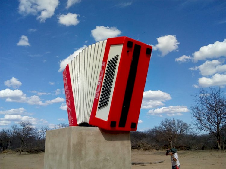 Projeto social do sertão do Piauí constrói o maior monumento de sanfona do mundo